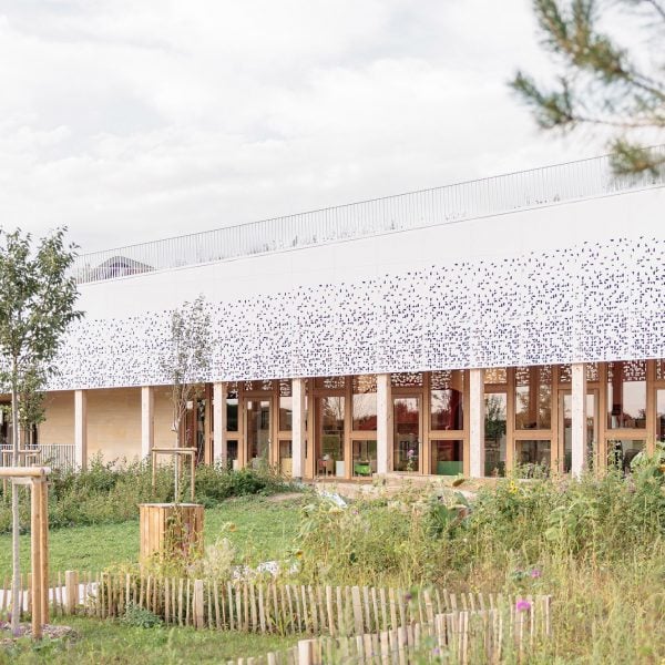 آتلیه WOA یک کتابخانه بلند چوبی در فرانسه ایجاد می کند
