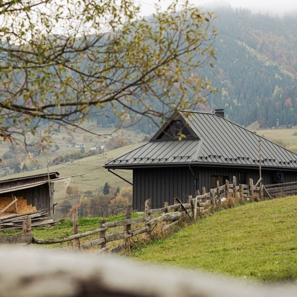 کلبه‌های سنتی به عقب‌نشینی کوه اوکراین توسط باشگاه Sanina Arch اطلاع می‌دهند