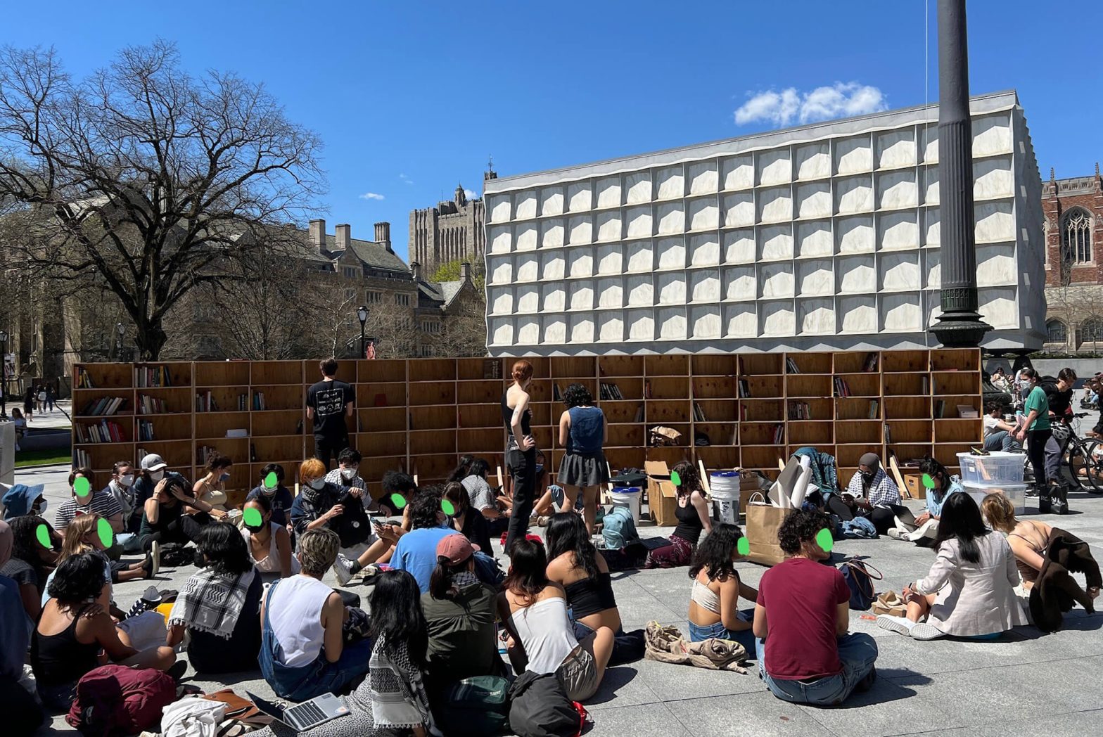 دانشجویان دانشگاه ییل یک کتابخانه موقت برای معترضان طراحی کردند